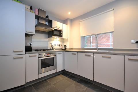 2 bedroom flat to rent, Plaistow Lane Bromley BR1