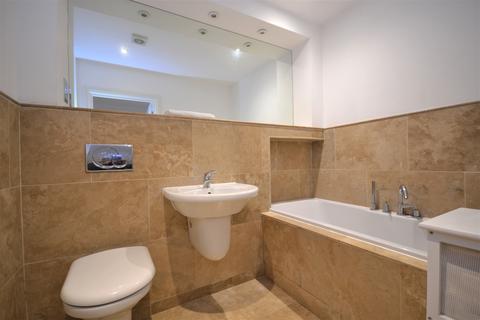 2 bedroom flat to rent, Plaistow Lane Bromley BR1