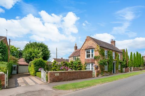 4 bedroom detached house for sale, Main Street Offenham, Worcestershire, WR11 8QD