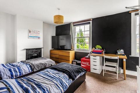 10 Spring Gardens, Dorking, RH4 1EE