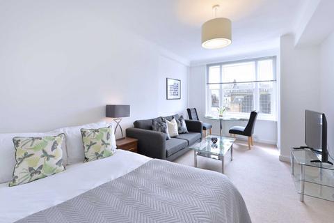 Studio to rent, Hill Street, London W1J