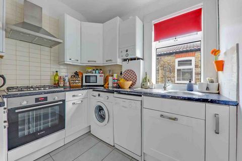 2 bedroom flat to rent, Royston Road, Penge