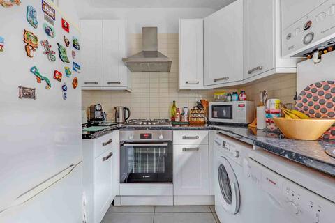 2 bedroom flat to rent, Royston Road, Penge