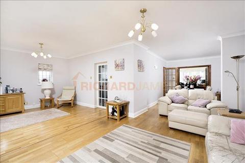 40 Tretawn Gardens, London, NW7 4NR