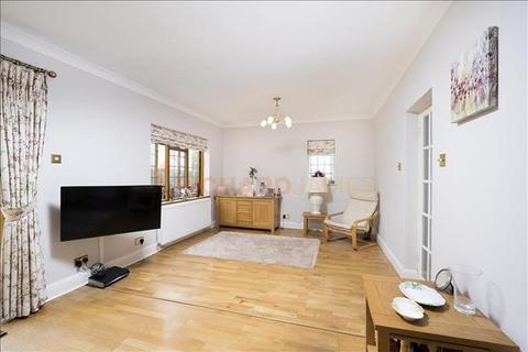 40 Tretawn Gardens, London, NW7 4NR