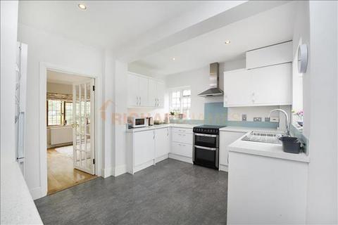 40 Tretawn Gardens, London, NW7 4NR