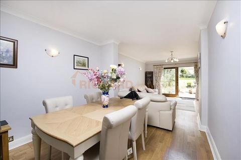 40 Tretawn Gardens, London, NW7 4NR