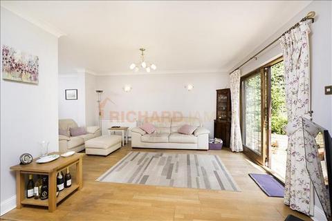 40 Tretawn Gardens, London, NW7 4NR