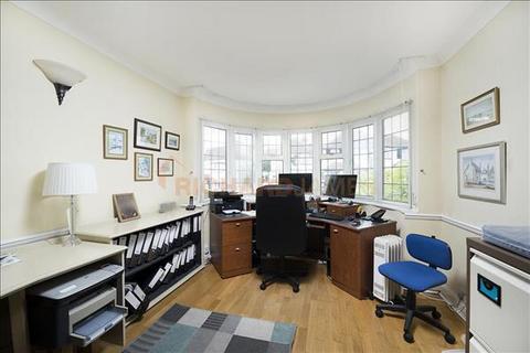 40 Tretawn Gardens, London, NW7 4NR