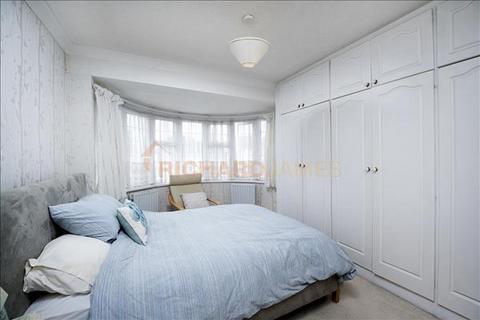 40 Tretawn Gardens, London, NW7 4NR
