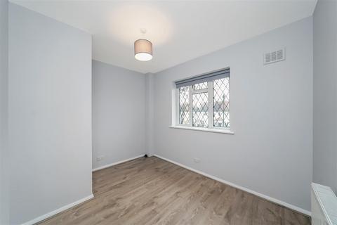 2 bedroom maisonette to rent, Warren Road, London E4