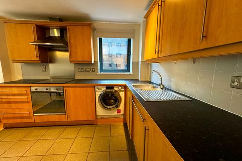 2 bedroom flat to rent, City Walk, Leeds, West Yorkshire, LS11