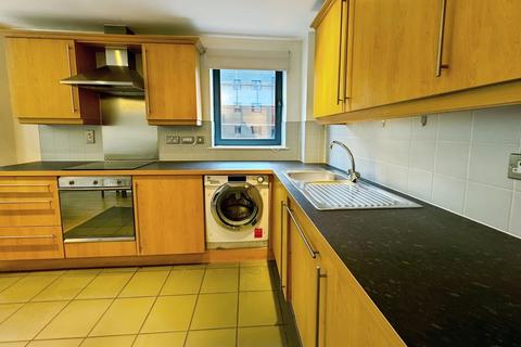 2 bedroom flat to rent, City Walk, Leeds, West Yorkshire, LS11