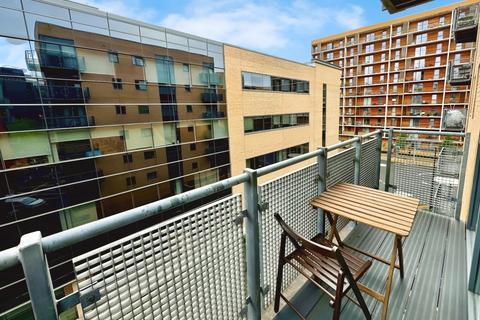 2 bedroom flat to rent, City Walk, Leeds, West Yorkshire, LS11