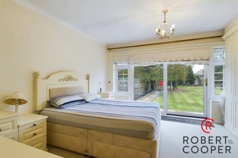 4 bedroom bungalow to rent, The Drive, Ickenham, UB10