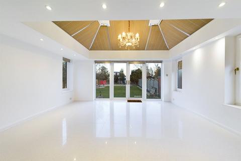 5 bedroom bungalow to rent, The Drive, Ickenham, UB10