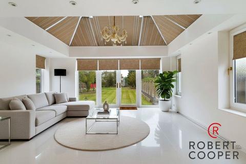 5 bedroom bungalow to rent, The Drive, Ickenham, UB10