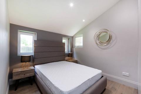 2 bedroom flat to rent, Thornton Avenue, Telford Park, London, SW2