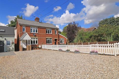 3 bedroom semi-detached house to rent, Main Road, Boreham, Chelmsford