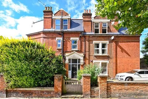 2 bedroom flat for sale, Clifden Road, Twickenham, TW1