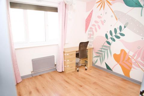 64 Hill View Drive, London, SE28 0LH