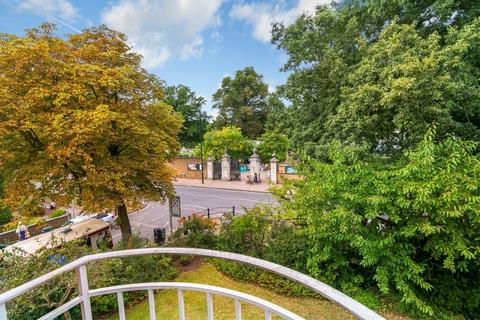 2 bedroom flat for sale, Royston Court, Lichfield Road, Kew, Richmond, Surrey TW9