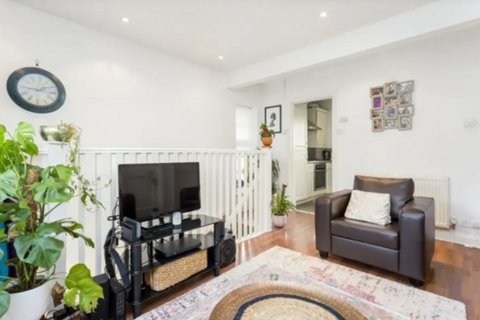 2 bedroom flat to rent, London N2