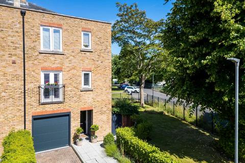 4 bedroom end of terrace house for sale, King William Close, Summersdale, Chichester, PO19