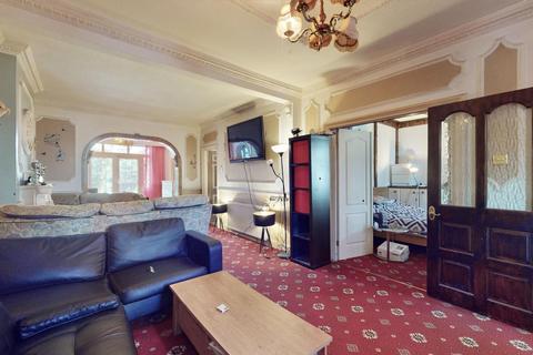 6 Adelaide Gardens, Romford, RM6 6SR