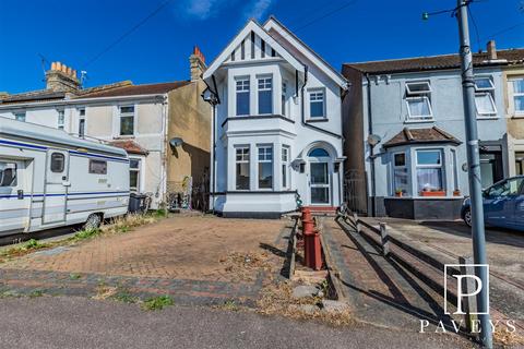 4 bedroom detached house for sale, Walton Road, Clacton-On-Sea