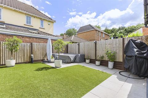 3 bedroom end of terrace house for sale, Primrose Drive, Hertford