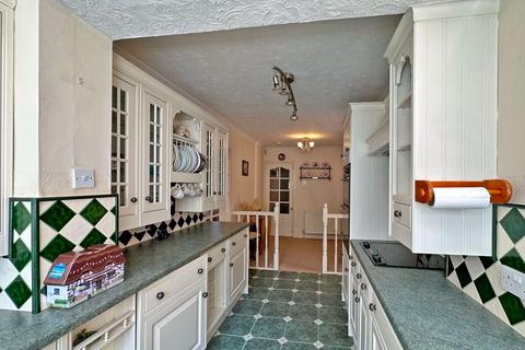 10 Banbery Drive, Wombourne, Wolverhampton, WV5 0AH