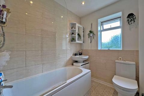 7 Alderton Drive, Wolverhampton, WV3 7JZ