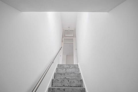 31 Heathfield, London, E4 6SE