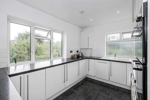 31 Heathfield, London, E4 6SE