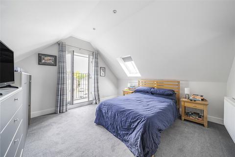 Flat 3, 8 Hook Road, Surbiton, KT6 5BH