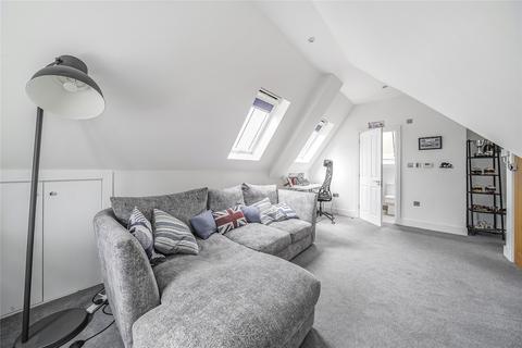 Flat 3, 8 Hook Road, Surbiton, KT6 5BH