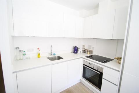 Studio to rent, Clyde Square, London E14