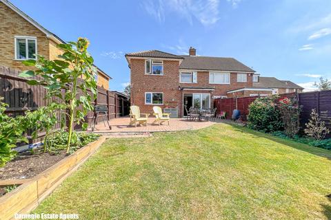 7 Seaman Close, Park Street, St Albans, AL2 2NX