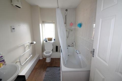 2 bedroom flat to rent, Broadlands Place, LS28 9GA