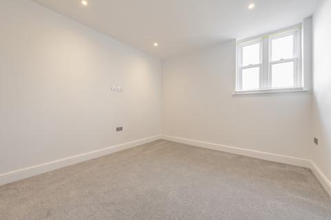 2 bedroom flat to rent, Orchard Road Bromley BR1