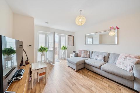 2 bedroom flat for sale, Alderson Grove, Hersham, Walton-on-Thames, KT12