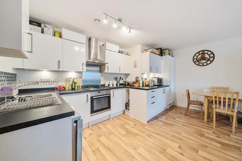 2 bedroom flat for sale, Alderson Grove, Hersham, Walton-on-Thames, KT12