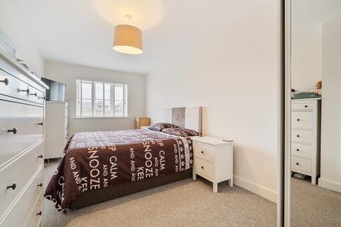 2 bedroom flat for sale, Alderson Grove, Hersham, Walton-on-Thames, KT12