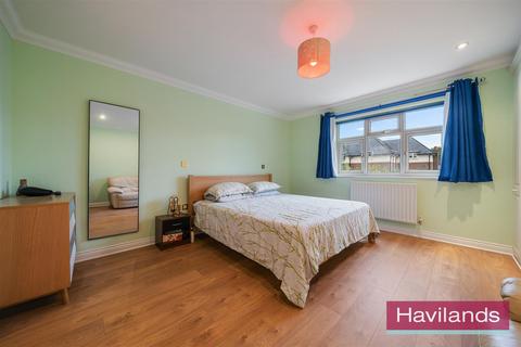 25 The Rye, London, N14 4LX