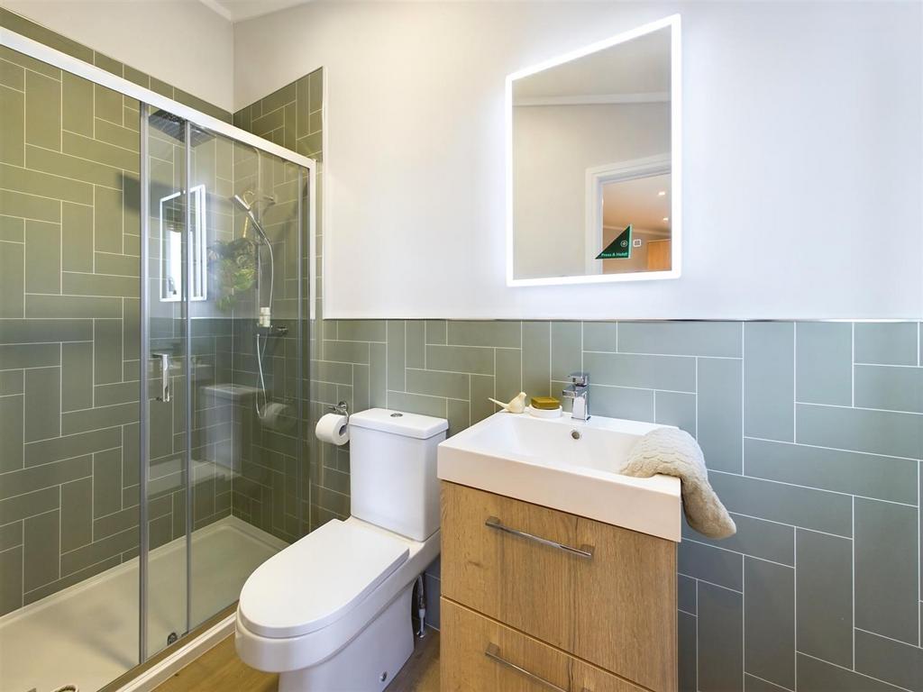 H4 Standard Ensuite.jpg