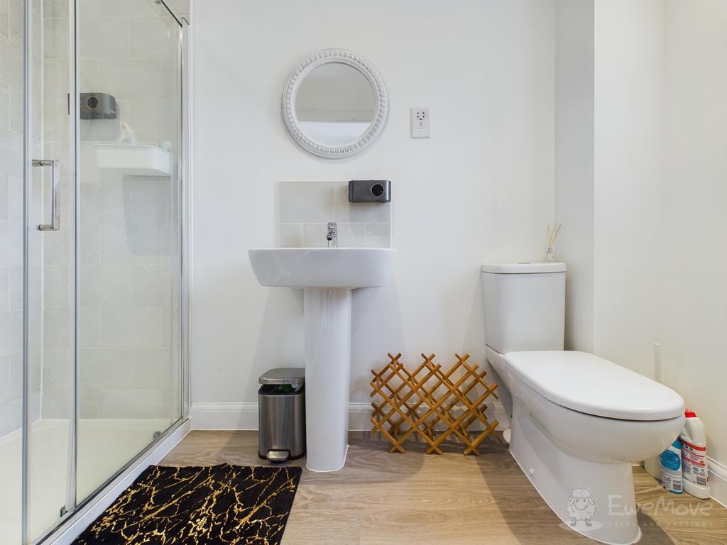 Ensuite to Bed One