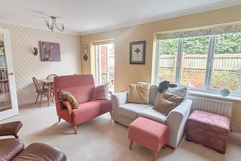 2d Cherry Orchard, Wellesbourne, Warwick, CV35 9NB