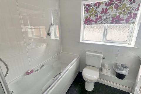 2d Cherry Orchard, Wellesbourne, Warwick, CV35 9NB