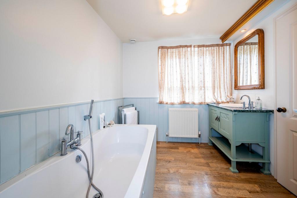 Main House   En Suite Bathroom